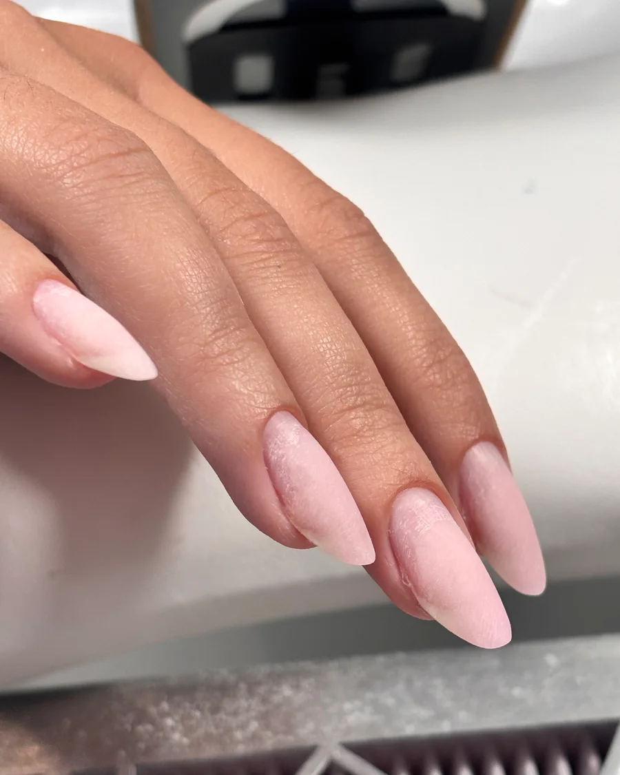Ongles amande en rose tendre, contour de l'ongle entièrement dégagé