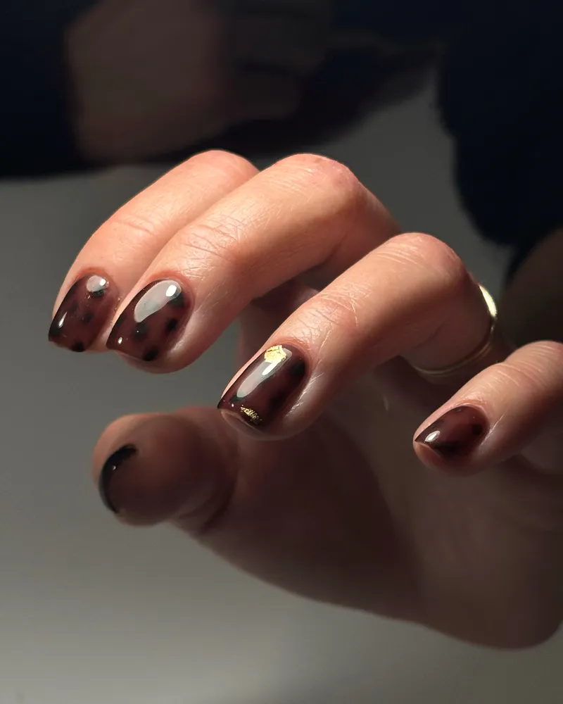 Nail art écaille brune rehaussé de feuille d'or sur ongles courts, réalisé à l'atelier